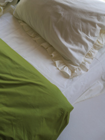 Комплект постельного белья из ткани ранфорс молочный+матча с рюшами. BedclozZzes модель 16355 Фото