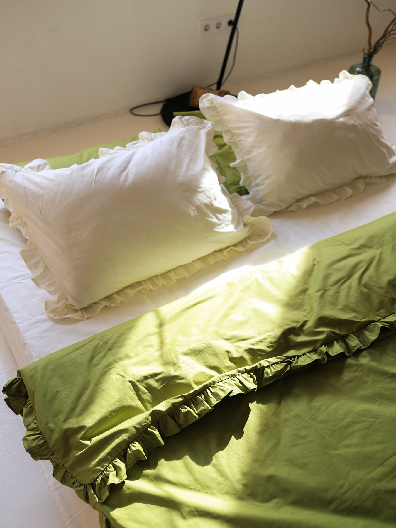 Комплект постільної білизни з тканини ранфорс молочний+матча з рюшами BedclozZzes модель 16355 Фото