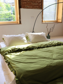 Комплект постільної білизни з тканини ранфорс молочний+матча з рюшами BedclozZzes модель 16355 Фото