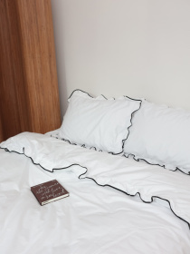 Комплект постельного белья из ткани ранфорс белого цвета с рюшами и черным кантом. BedclozZzes модель 16357 Фото