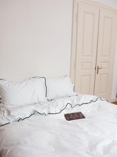 BedclozZzes ­Комплект постільної білизни з тканини ранфорс білого кольору з рюшами та чорним кантом модель 16357 — фото - INTERTOP