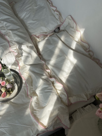 Комплект постельного белья из ткани ранфорс молочного цвета с рюшами и розовым кантом. BedclozZzes модель 16358 Фото