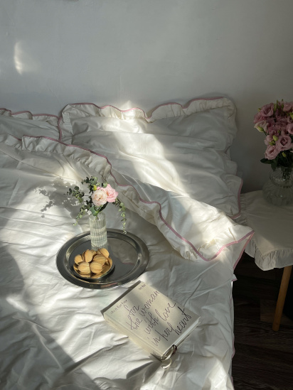BedclozZzes ­Комплект постельного белья из ткани ранфорс молочного цвета с рюшами и розовым кантом. модель 16358 — фото 3 - INTERTOP