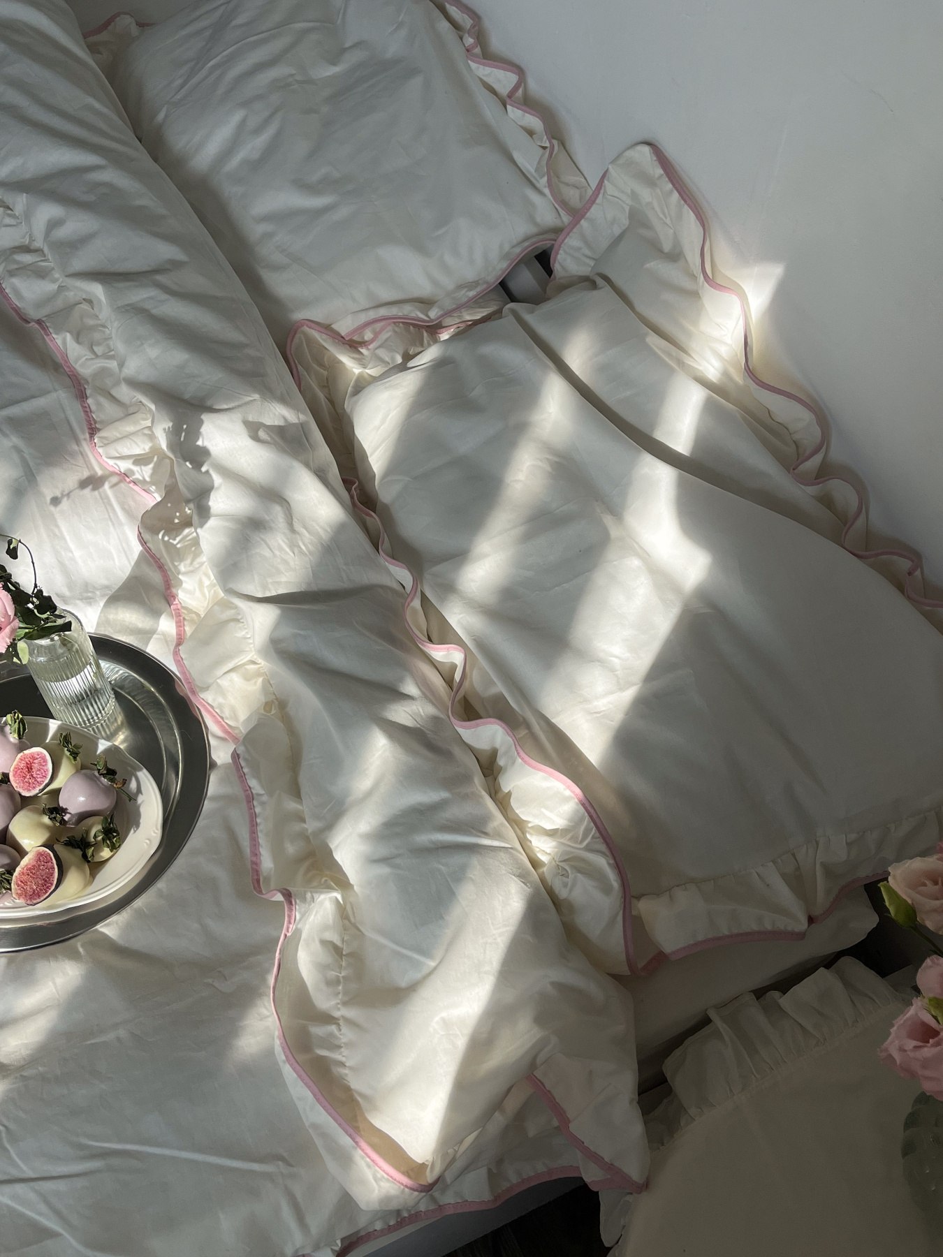 Комплект постельного белья из ткани ранфорс молочного цвета с рюшами и розовым кантом. BedclozZzes модель 16358 Комплект постельного белья из ткани ранфорс молочного цвета с рюшами и розовым кантом. BedclozZzes модель 16358 Фото