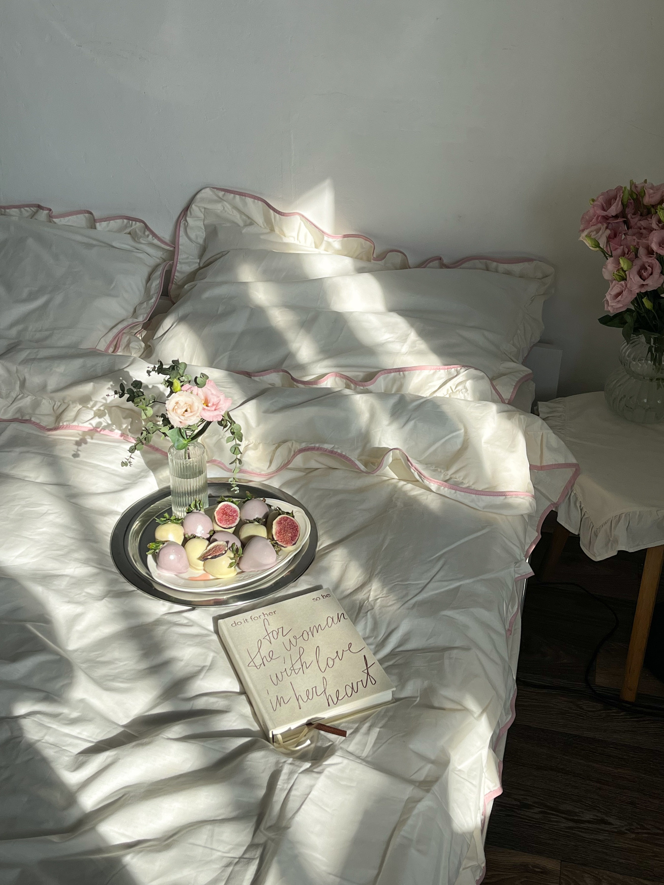 Комплект постельного белья из ткани ранфорс молочного цвета с рюшами и розовым кантом. BedclozZzes модель 16358 Комплект постельного белья из ткани ранфорс молочного цвета с рюшами и розовым кантом. BedclozZzes модель 16358 Фото