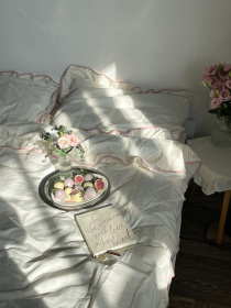 Комплект постельного белья из ткани ранфорс молочного цвета с рюшами и розовым кантом. BedclozZzes модель 16358 Комплект постельного белья из ткани ранфорс молочного цвета с рюшами и розовым кантом. BedclozZzes модель 16358 Фото