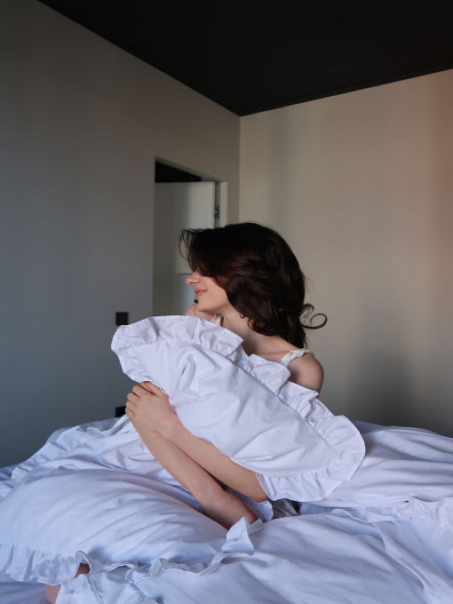 Комплект постельного белья из ткани ранфорс белого цвета с рюшами. BedclozZzes модель 16359 Фото