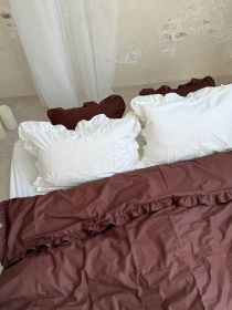 Комплект постільної білизни з тканини ранфорс білий+шоколад з рюшами BedclozZzes модель 15422 Фото