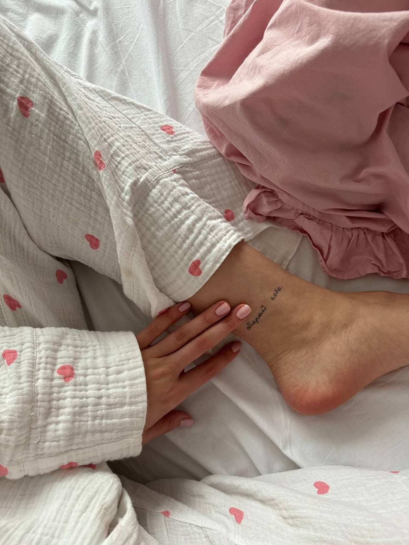 Комплект постельного белья из ткани ранфорс белый+розовый с рюшами. BedclozZzes модель 15241 Фото