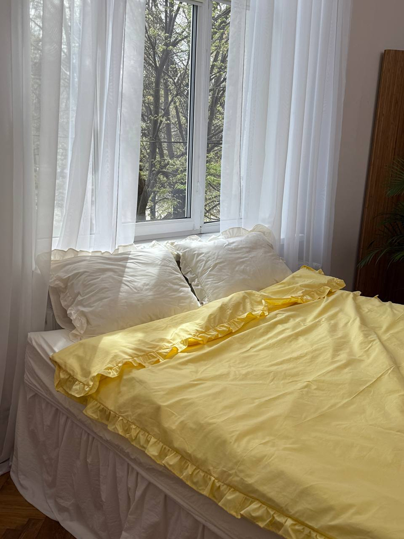 Комплект постельного белья из ткани ранфорс молочный+лимонный с рюшами. BedclozZzes модель 13453 Фото