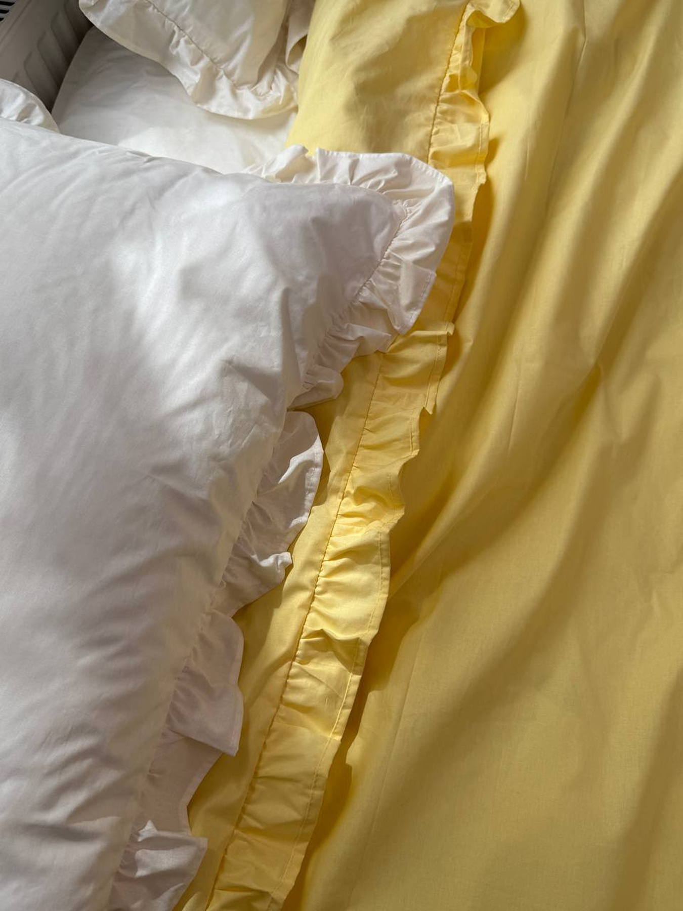 Комплект постельного белья из ткани ранфорс молочный+лимонный с рюшами. BedclozZzes модель 13453 Комплект постельного белья из ткани ранфорс молочный+лимонный с рюшами. BedclozZzes модель 13453 Фото