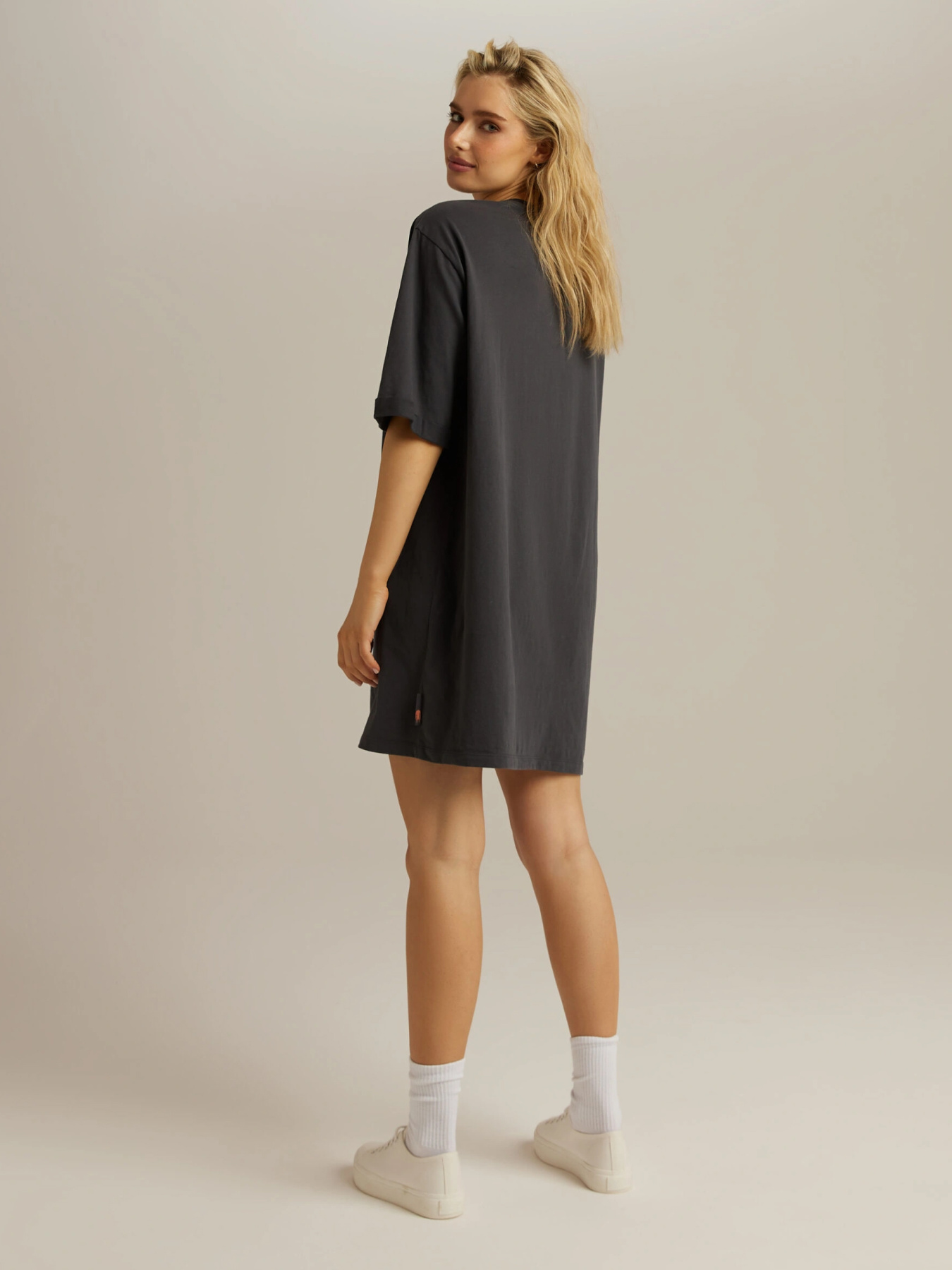 Сукня-футболка DIVERSE модель 10047191 Фото