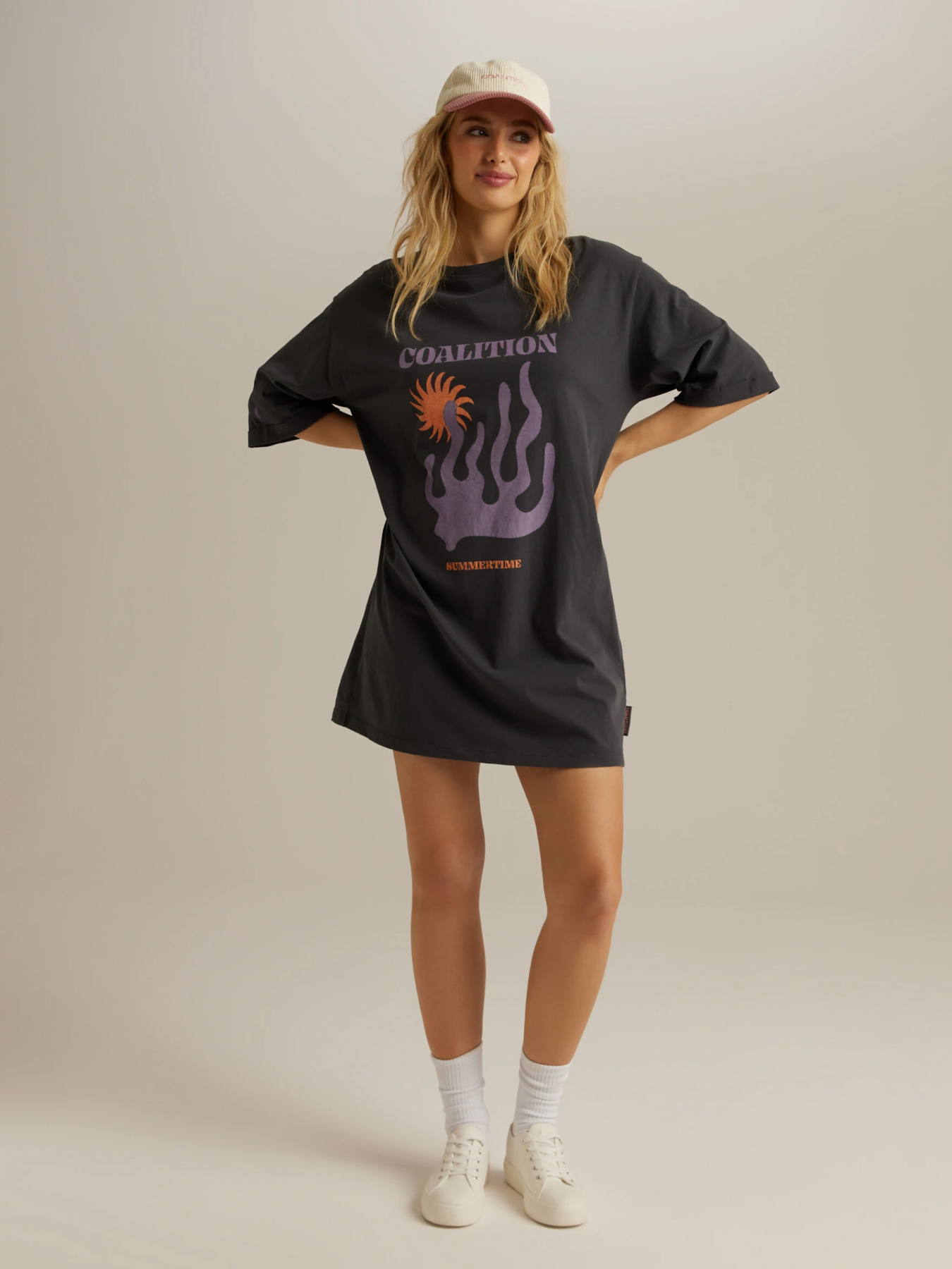 Платье-футболка DIVERSE модель 10047191 Фото