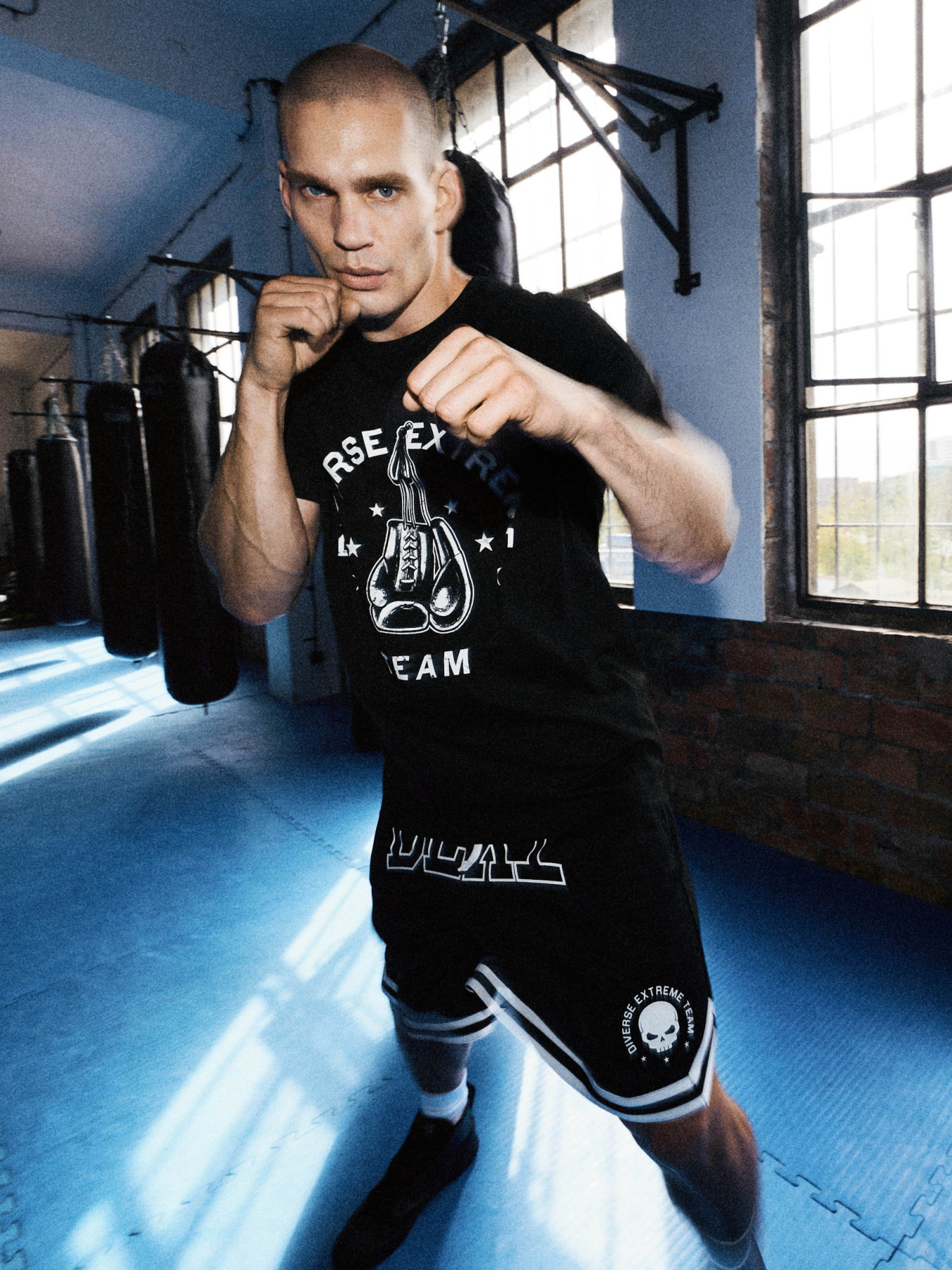 Футболка DIVERSE модель 10046899 Фото