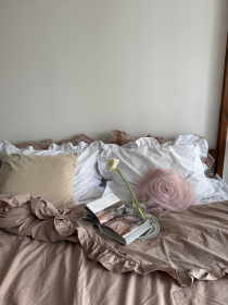 Комплект постельного белья из ткани ранфорс белый+мокко с рюшами. BedclozZzes модель 13457 Фото