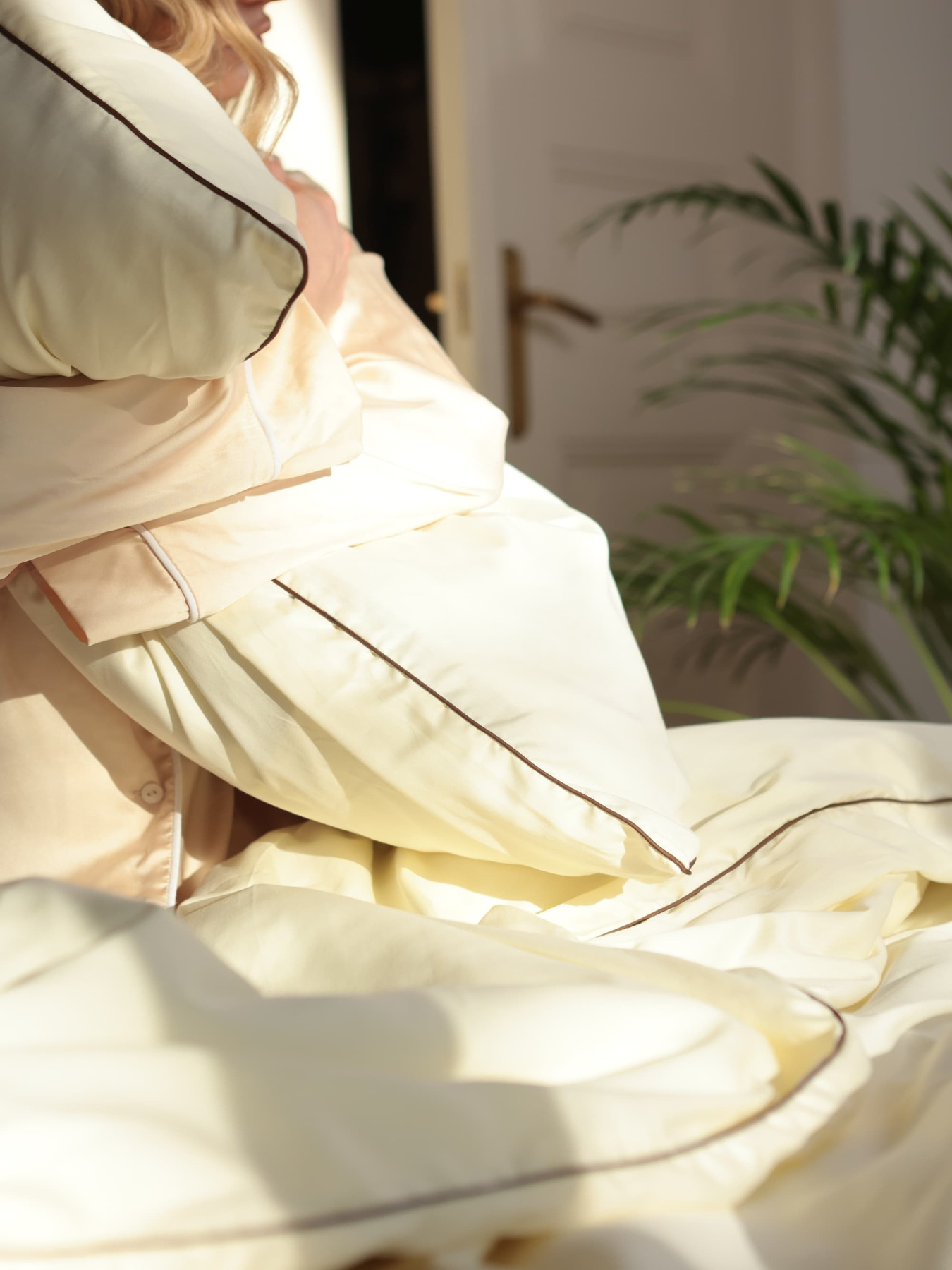 Комплект постільної білизни з тканини сатин молочний з шоколадним кантом BedclozZzes модель 12341 Фото