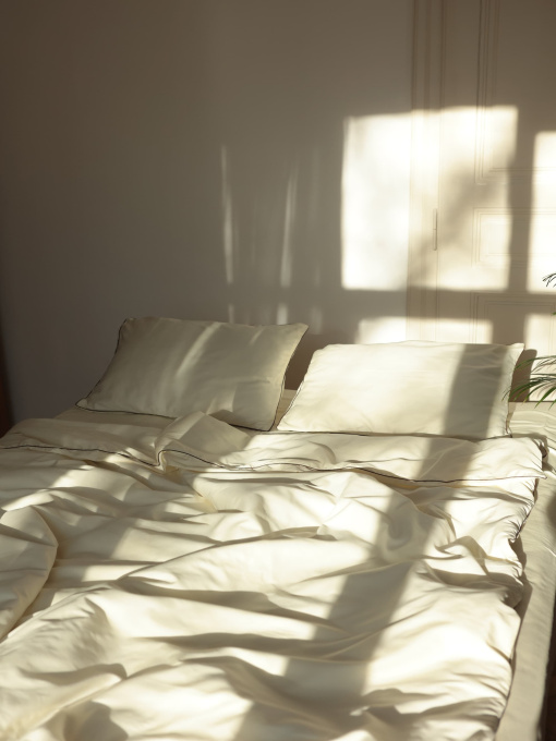 Комплект постельного белья из ткани сатин молочный с шоколадным кантом. BedclozZzes модель 12341 Фото