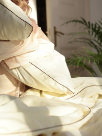 Комплект постільної білизни з тканини сатин молочний з шоколадним кантом BedclozZzes модель 12341 Фото