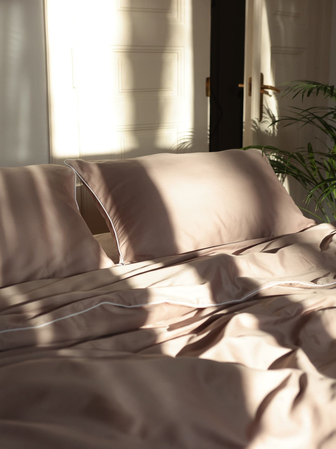 Комплект постельного белья из ткани сатин цвета мокко с белым кантом. BedclozZzes модель 12342 Комплект постельного белья из ткани сатин цвета мокко с белым кантом. BedclozZzes модель 12342 Фото