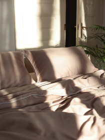 Комплект постельного белья из ткани сатин цвета мокко с белым кантом. BedclozZzes модель 12342 Комплект постельного белья из ткани сатин цвета мокко с белым кантом. BedclozZzes модель 12342 Фото