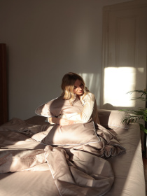 Комплект постельного белья из ткани сатин цвета мокко с белым кантом. BedclozZzes модель 12342 Комплект постельного белья из ткани сатин цвета мокко с белым кантом. BedclozZzes модель 12342 Фото