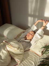 Комплект постільної білизни з тканини сатин молочний з червоним кантом BedclozZzes модель 12343 Фото