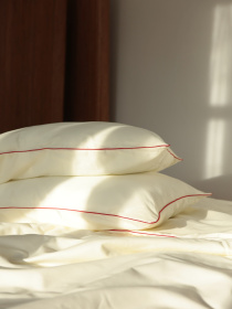 Комплект постільної білизни з тканини сатин молочний з червоним кантом BedclozZzes модель 12343 Фото