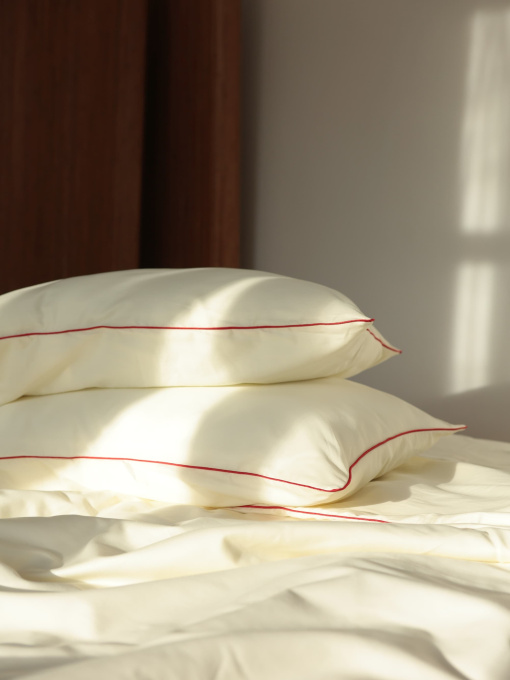Комплект постельного белья из ткани сатин молочный с красным кантом. BedclozZzes модель 12343 Фото