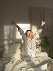 Комплект постільної білизни з тканини сатин молочний з червоним кантом BedclozZzes модель 12343 Фото