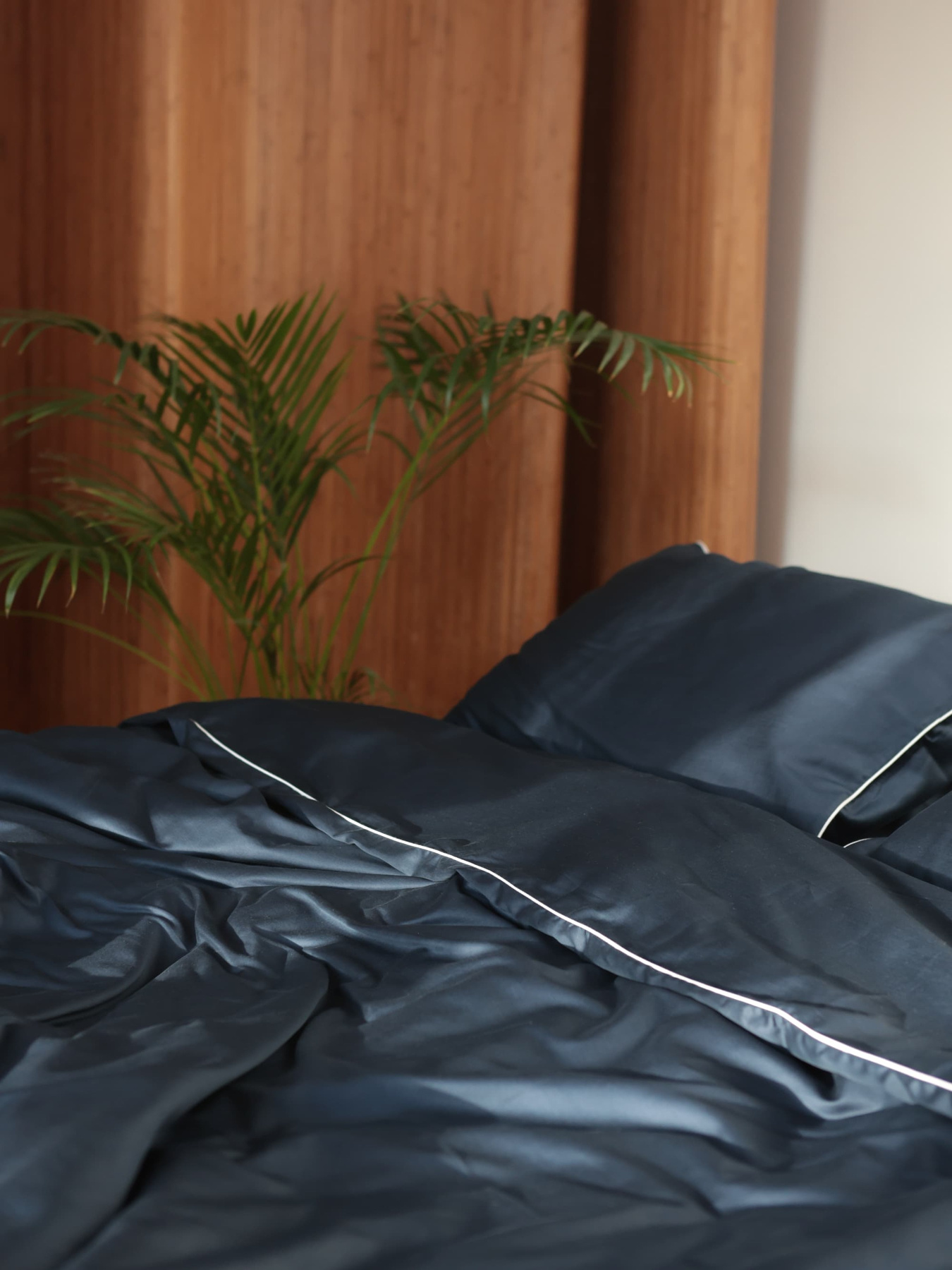 Комплект постельного белья из ткани сатин индиго с белым кантом. BedclozZzes модель 12344 Фото