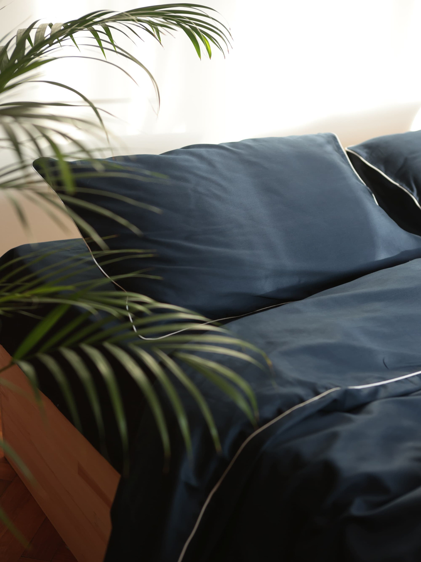 Комплект постельного белья из ткани сатин индиго с белым кантом. BedclozZzes модель 12344 Фото