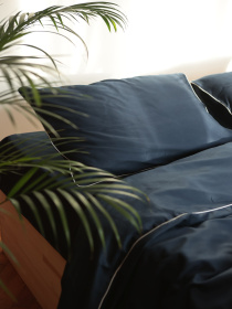 Комплект постельного белья из ткани сатин индиго с белым кантом. BedclozZzes модель 12344 Фото