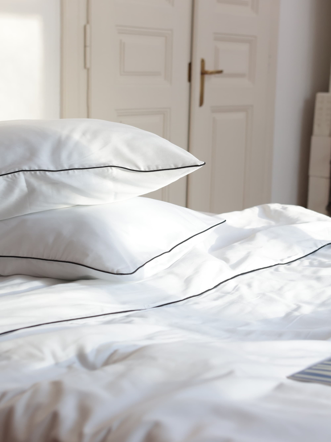 Комплект постільної білизни з тканини сатин білий з чорним кантом BedclozZzes модель 12345 Фото