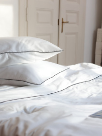 Комплект постільної білизни з тканини сатин білий з чорним кантом BedclozZzes модель 12345 Фото