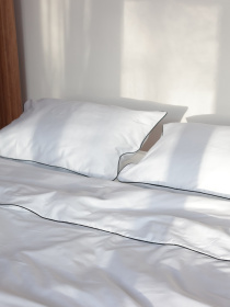 Комплект постільної білизни з тканини сатин білий з чорним кантом BedclozZzes модель 12345 Фото