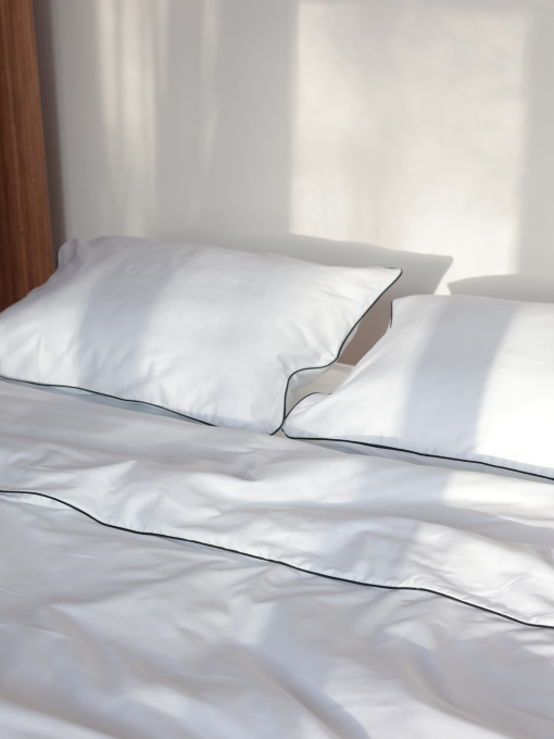 Комплект постельного белья из ткани белый сатин с черным кантом. BedclozZzes модель 12345 Фото