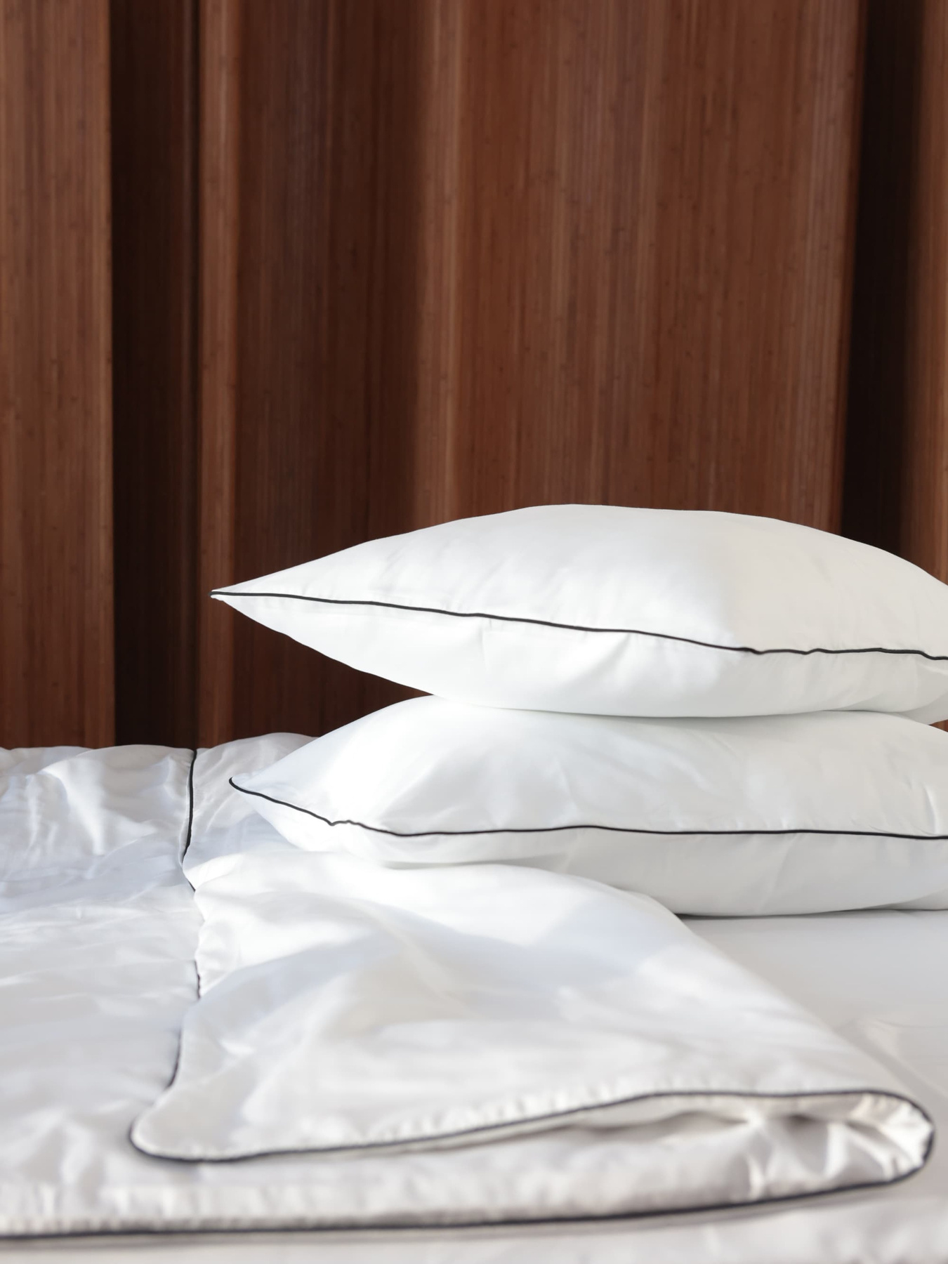 Комплект постільної білизни з тканини сатин білий з чорним кантом BedclozZzes модель 12345 Фото