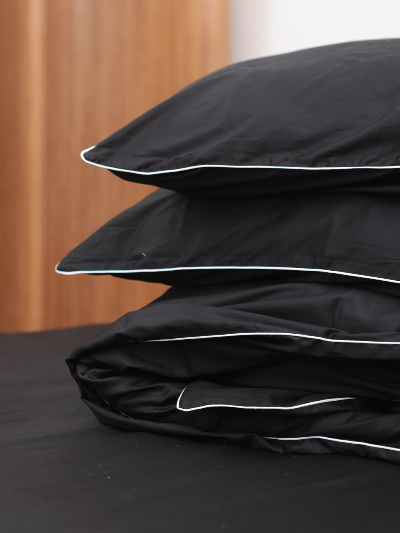 Комплект постельного белья из ткани черный сатин с белым кантом. BedclozZzes модель 12346 Фото