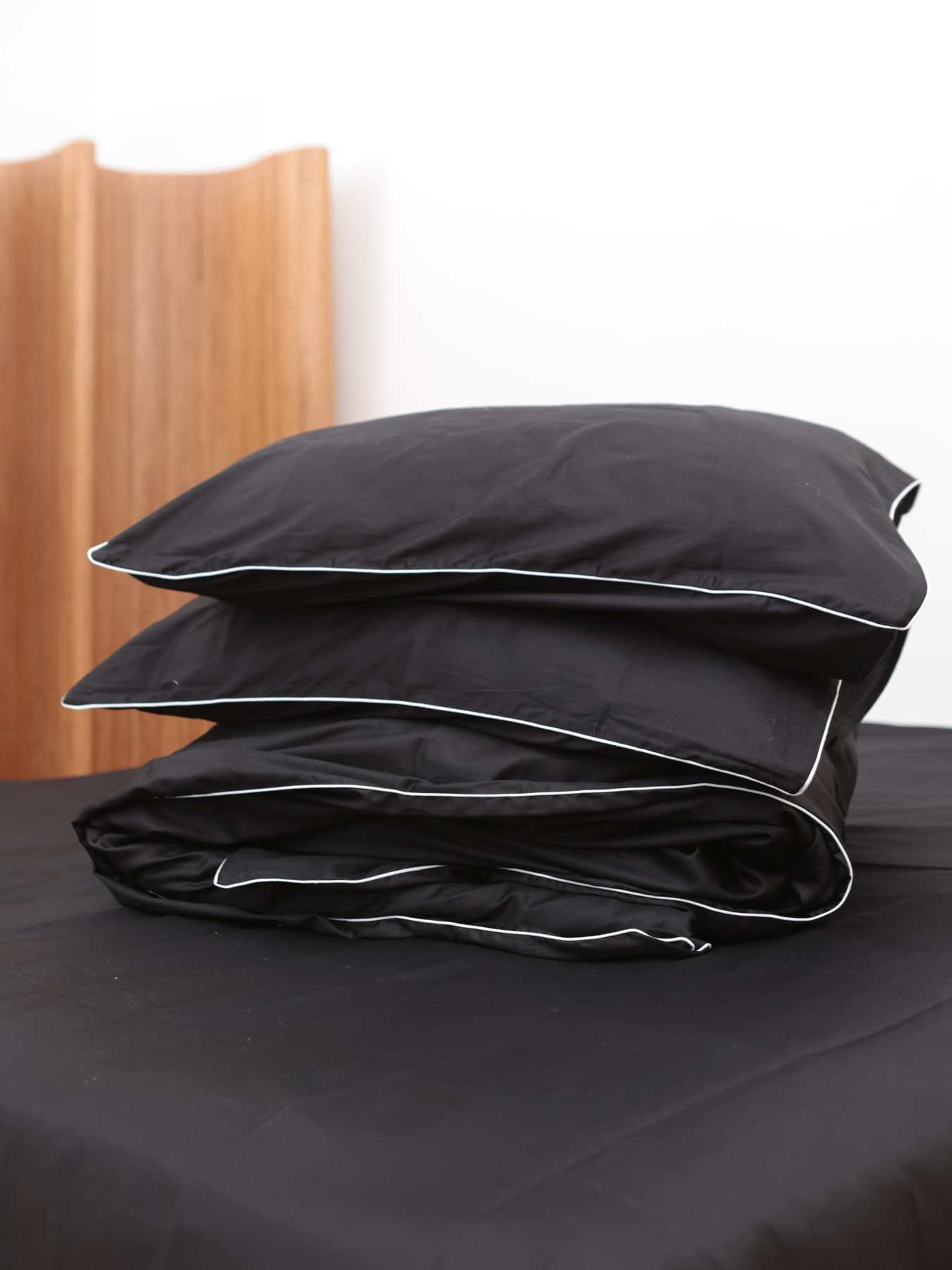 Комплект постельного белья из ткани черный сатин с белым кантом. BedclozZzes модель 12346 Фото