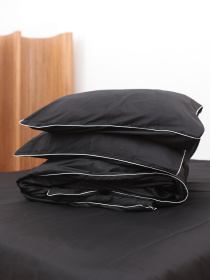 Комплект постельного белья из ткани черный сатин с белым кантом. BedclozZzes модель 12346 Фото