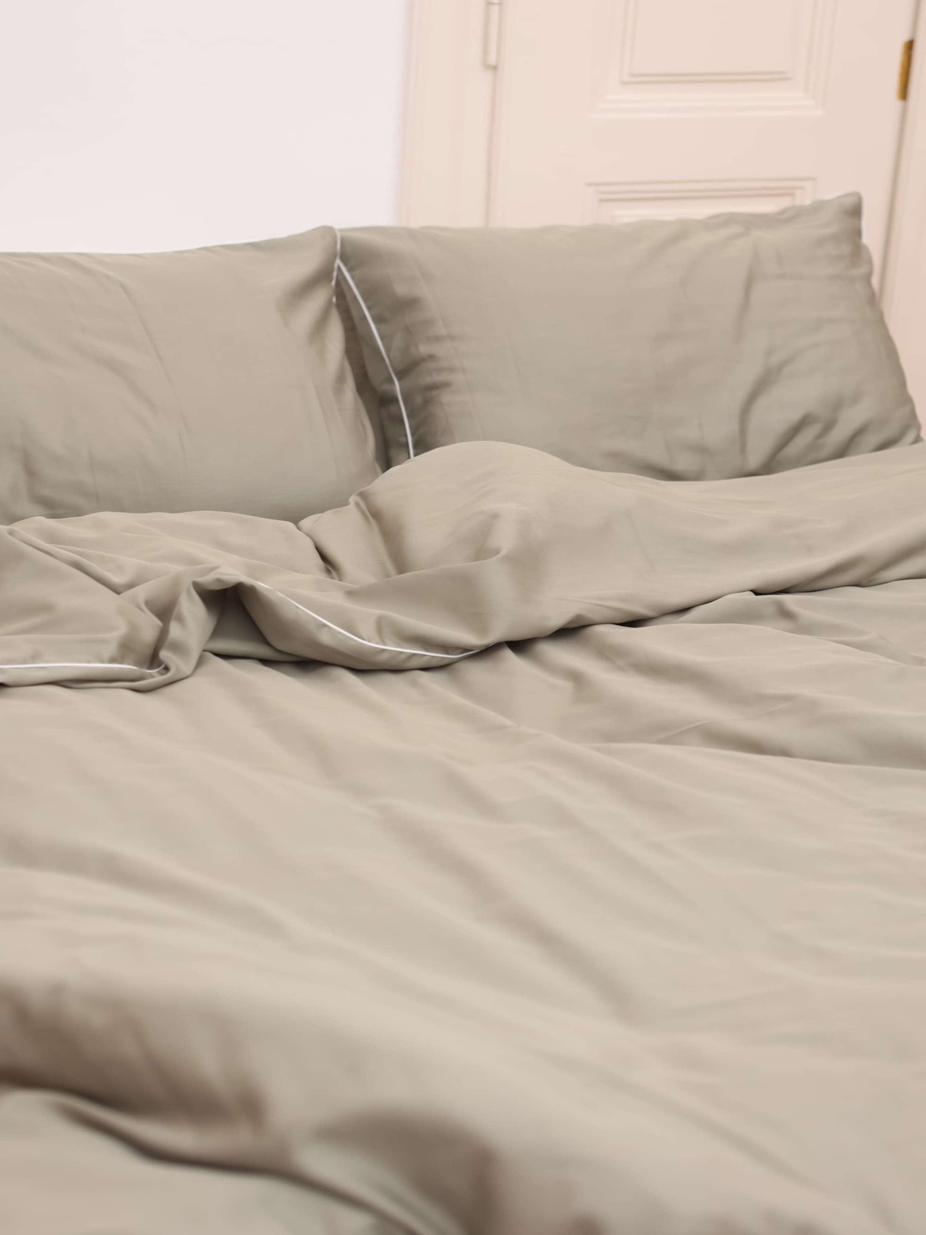 Комплект постельного белья из ткани оливковый сатин с белым кантом. BedclozZzes модель 12347 Фото