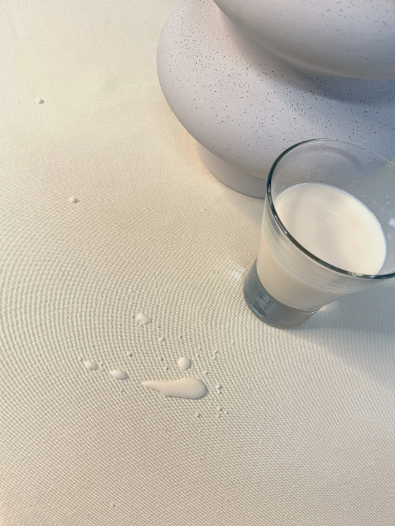 Скатертина столова із брудо- та водовідштовхувальною дією молочного кольору однотонна Ecotton модель 24030 Фото