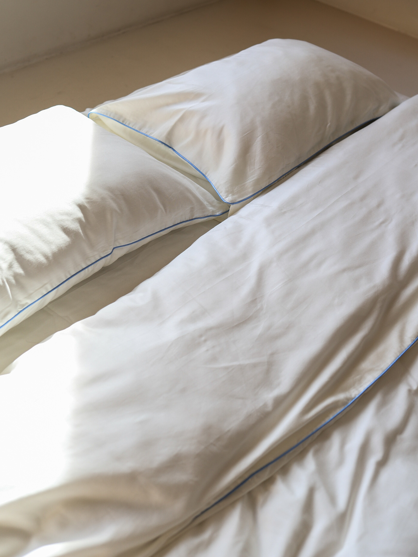 Комплект постільної білизни з тканини сатин молочний з блакитним кантом BedclozZzes модель 12349 Фото