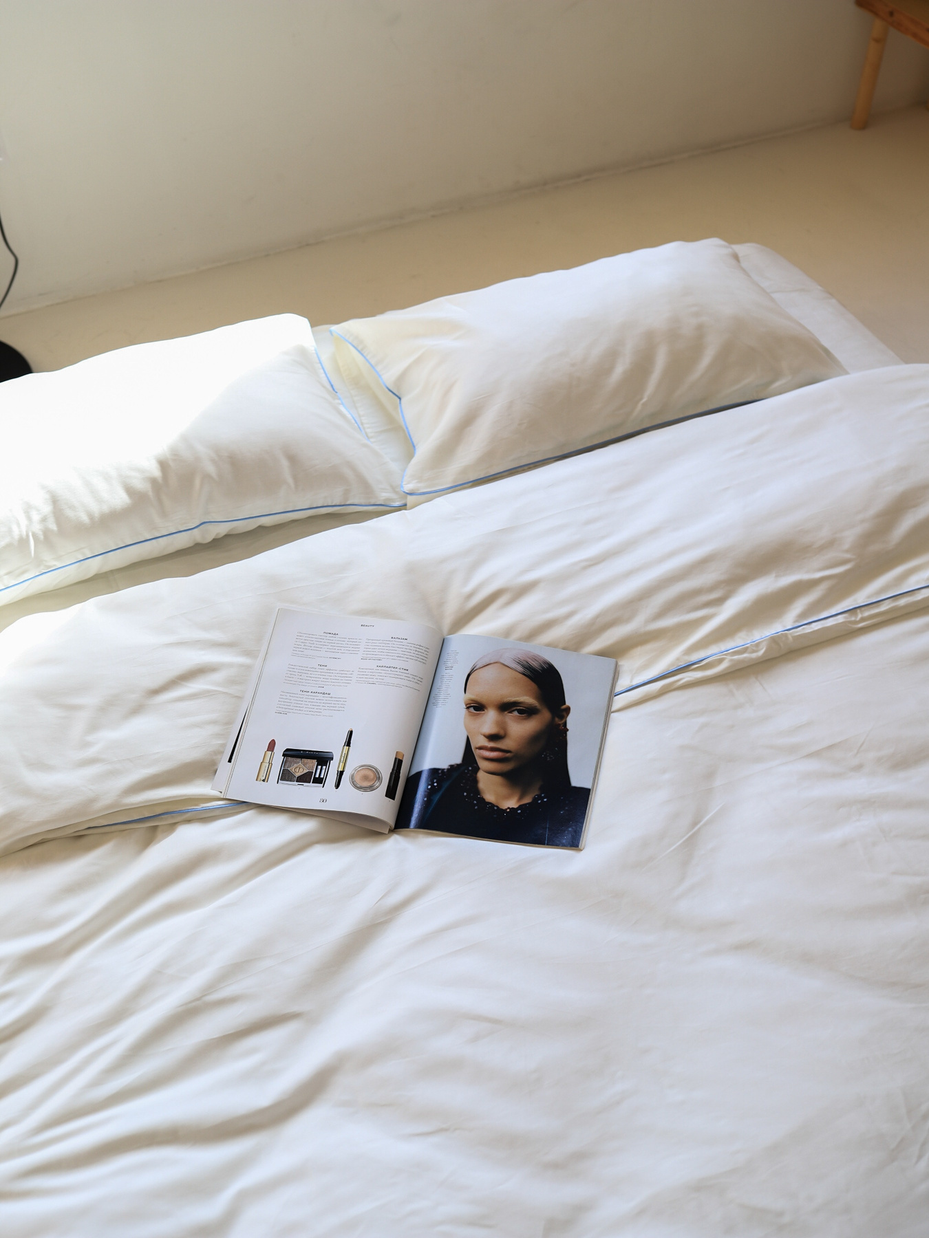 Комплект постільної білизни з тканини сатин молочний з блакитним кантом BedclozZzes модель 12349 Фото