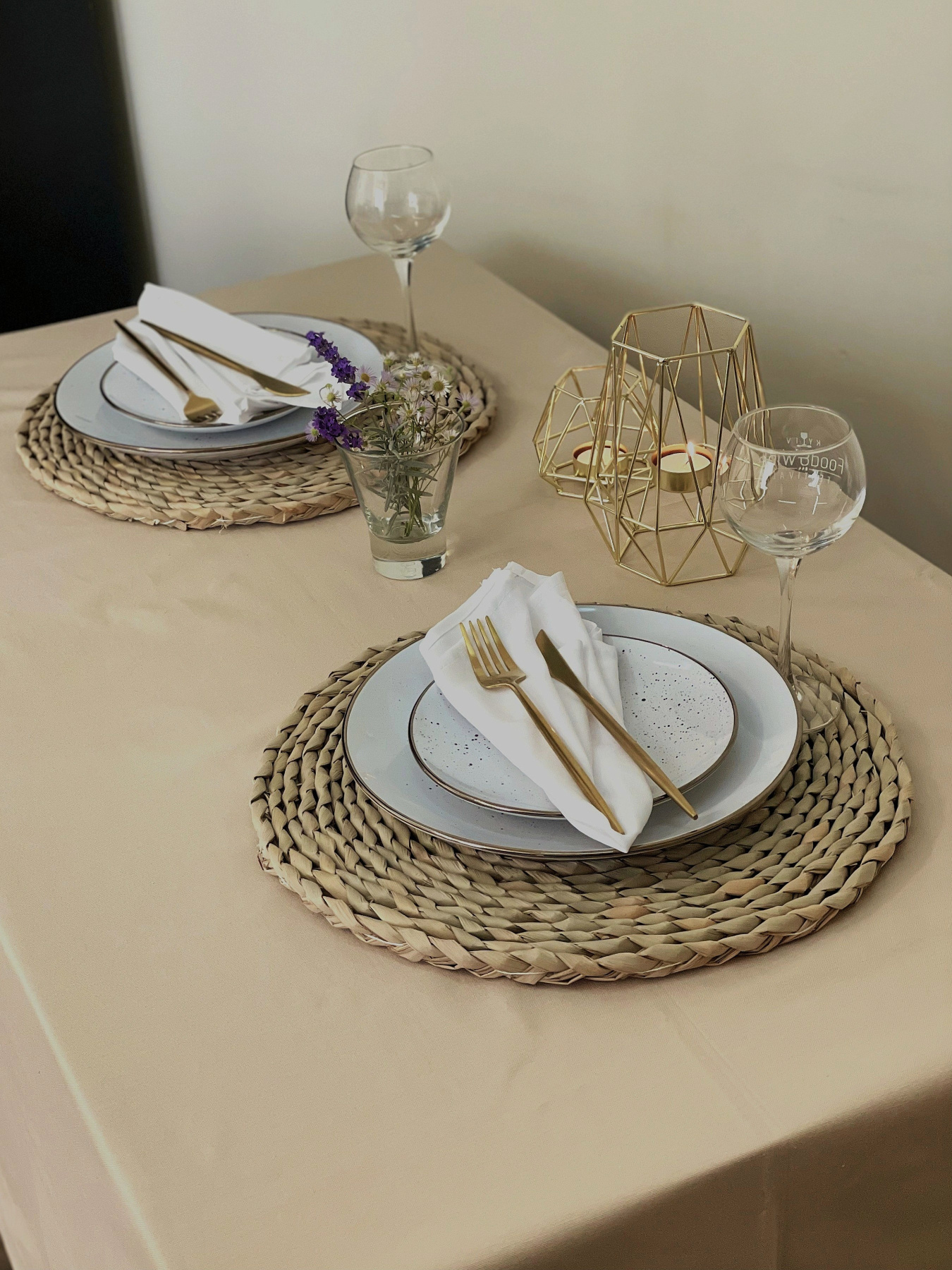 Скатертина столова із брудо- та водовідштовхувальною дією бежевого кольору однотонна Ecotton модель 23131 Фото