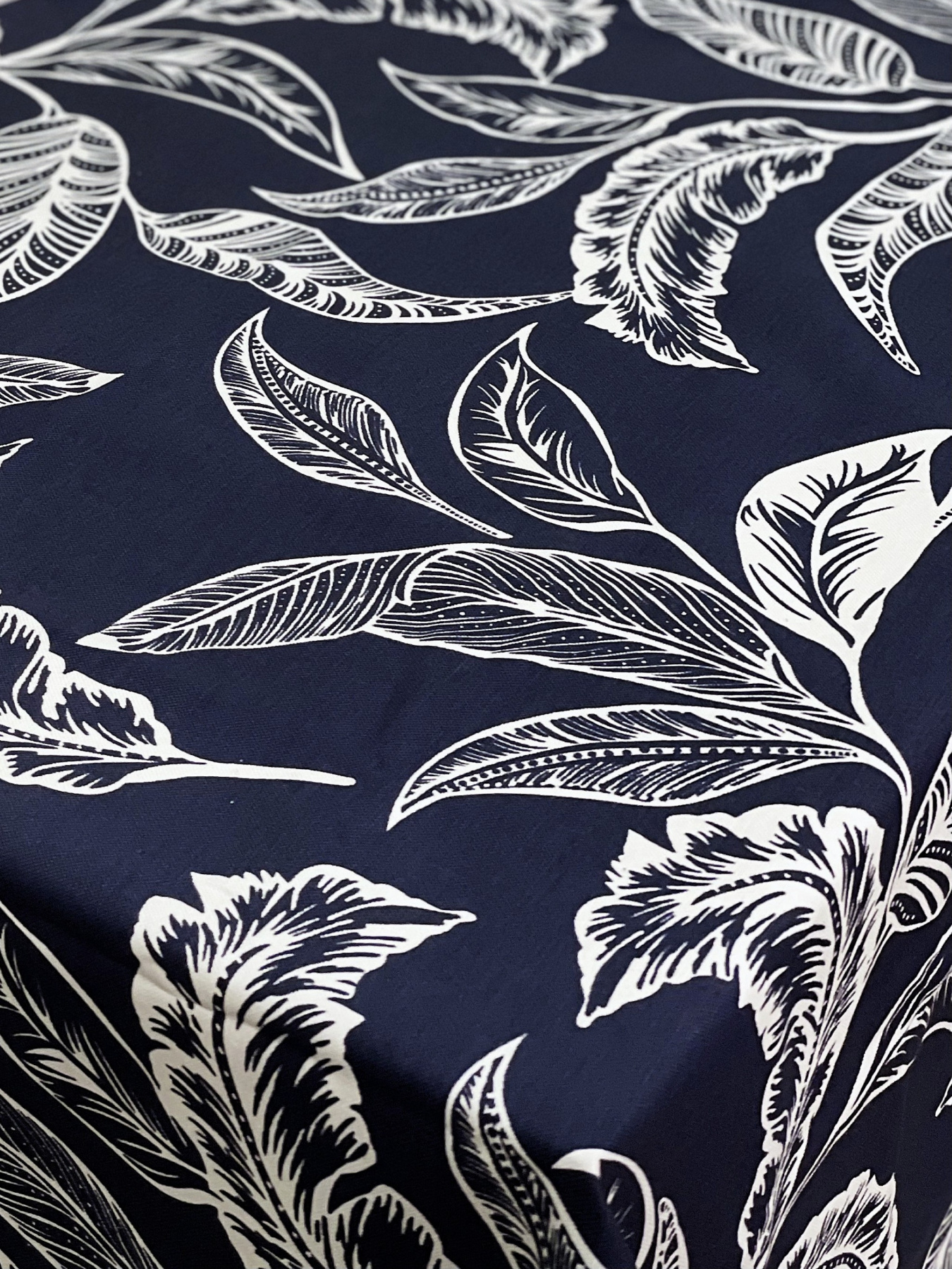 Скатертина столова із брудо- та водовідштовхувальною дією синього кольору з листям Ecotton модель 23537 Скатертина столова із брудо- та водовідштовхувальною дією синього кольору з листям Ecotton модель 23537 Фото