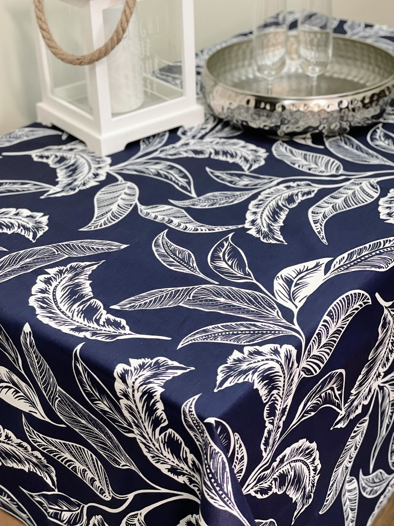 Скатертина столова із брудо- та водовідштовхувальною дією синього кольору з листям Ecotton модель 23537 Скатертина столова із брудо- та водовідштовхувальною дією синього кольору з листям Ecotton модель 23537 Фото