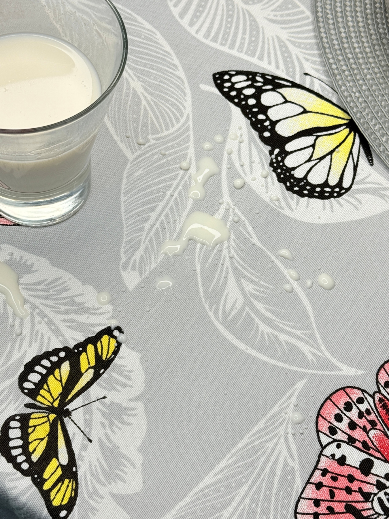 Скатертина столова із брудо- та водовідштовхувальною дією світло-сірого кольору з метеликами Ecotton модель 24033 Фото