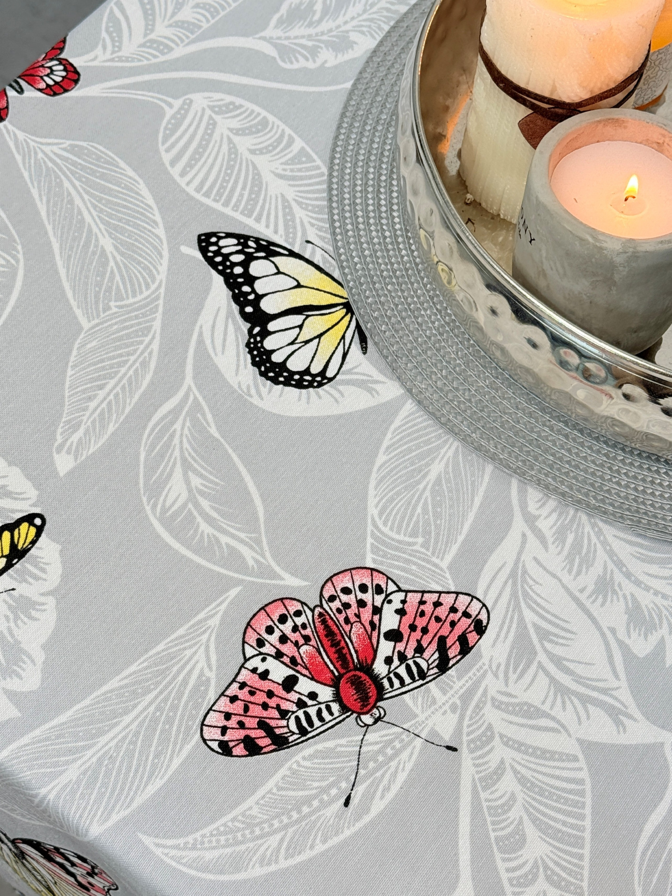 Скатертина столова із брудо- та водовідштовхувальною дією світло-сірого кольору з метеликами Ecotton модель 24033 Фото