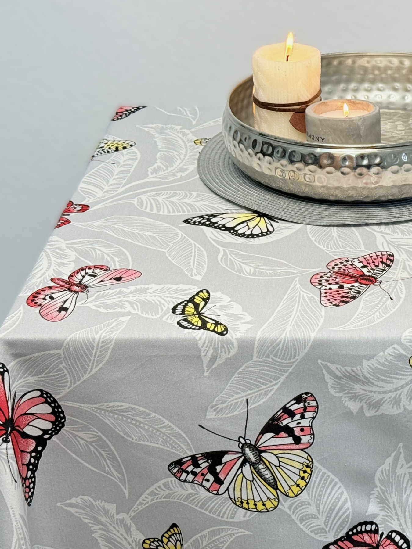 Скатертина столова із брудо- та водовідштовхувальною дією світло-сірого кольору з метеликами Ecotton модель 24033 Фото